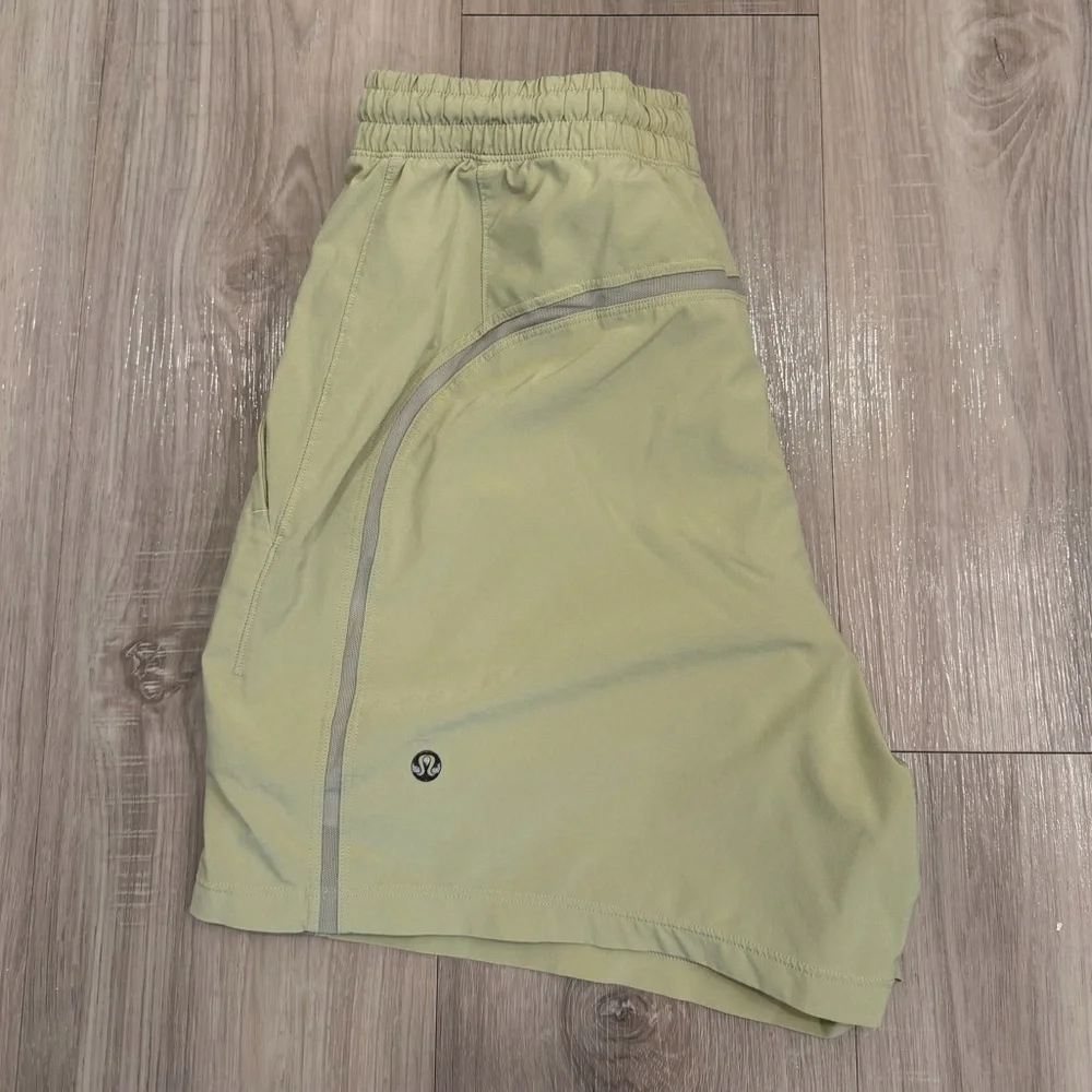 Men's Lululemon Lined Pacebreaker Shorts 5" in Yellow-Green - Picture 2 of 4